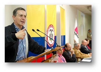 Bandera de Colombia fragmentada en tres paneles durante un Consejo Comunitario